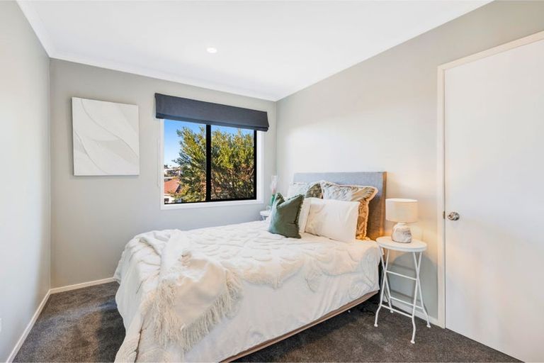 Photo of property in 24 Halldene Terrace, Red Beach, 0932