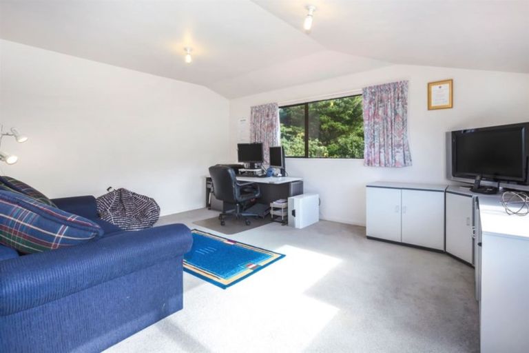 Photo of property in 25 Ordley Grove, Tawa, Wellington, 5028