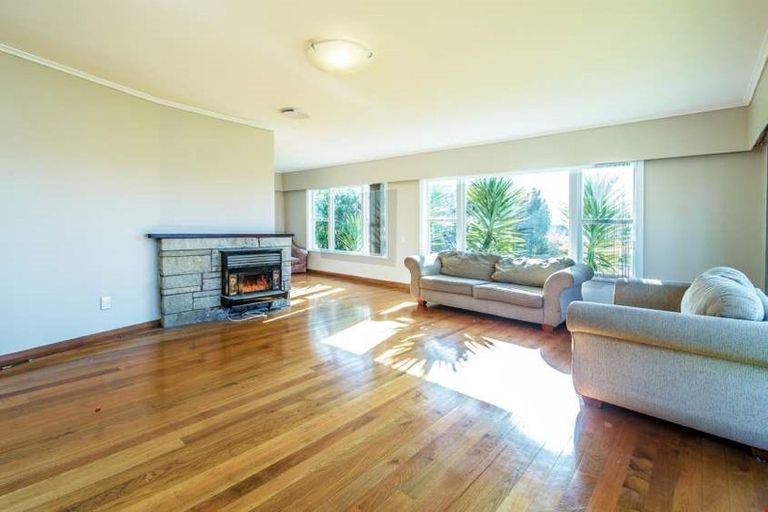 Photo of property in 8 Mawney Road, Henderson, Auckland, 0610