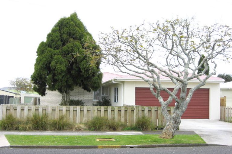 Photo of property in 27 Turakina Street, Merrilands, New Plymouth, 4312