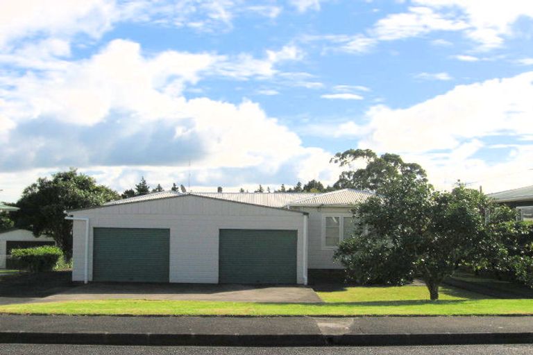 Photo of property in 10 Helga Crescent, Te Atatu Peninsula, Auckland, 0610