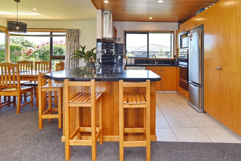 Photo of property in 11 Amdale Avenue, Broomfield, Christchurch, 8042