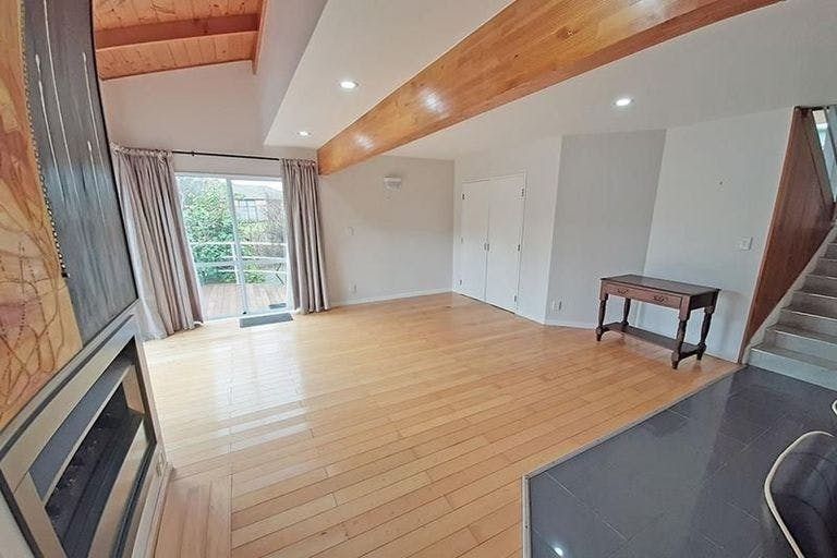 Photo of property in 14 La Roche Place, Northcote, Auckland, 0627