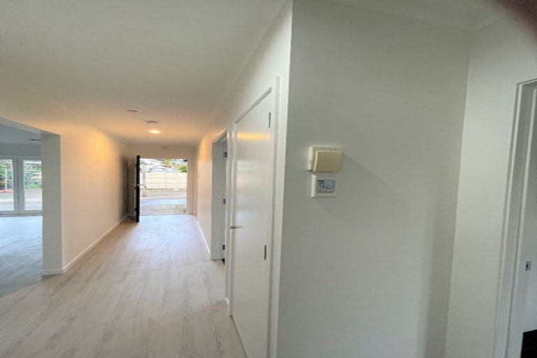 Photo of property in 21 Chilcott Road, Henderson, Auckland, 0612