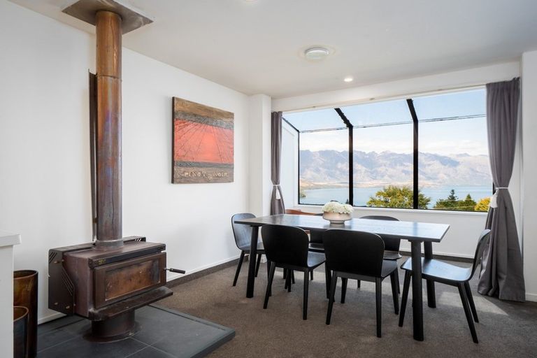 Photo of property in 17a Wynyard Crescent, Fernhill, Queenstown, 9300