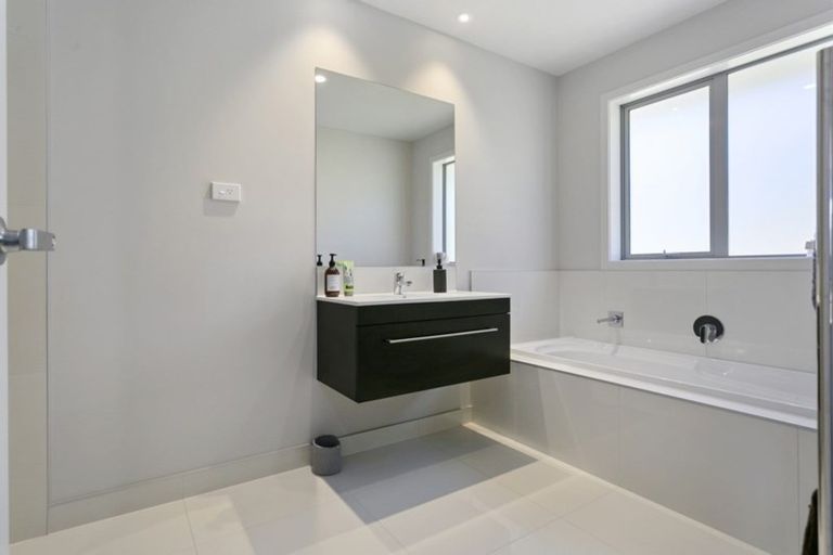 Photo of property in 2/1 Lowe Road, Rukuhia, Hamilton, 3282