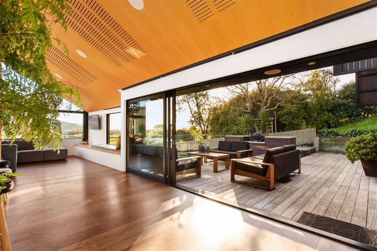 Photo of property in 2 Hammerton Lane, Heathcote Valley, Christchurch, 8022