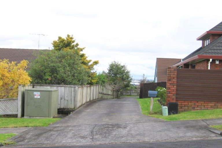 Photo of property in 2/5 Cambric Place, Botany Downs, Auckland, 2010