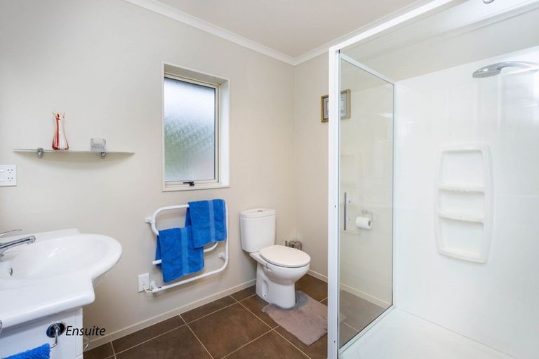 Photo of property in 48 King Charles Drive, Kingsley Heights, Upper Hutt, 5018