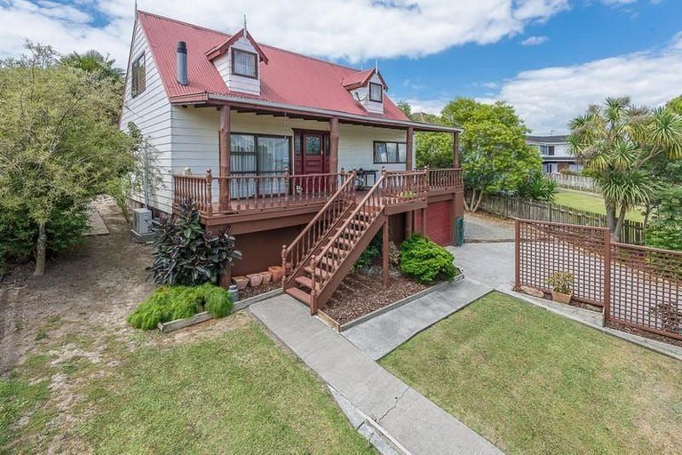 Photo of property in 32 Pahi Place, West Harbour, Auckland, 0618