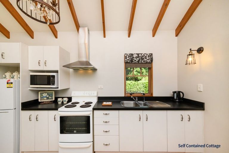 Photo of property in 5 Waicola Drive, Fitzherbert, Palmerston North, 4471