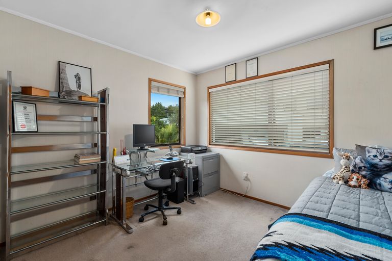 Photo of property in 24 Deverell Place, Northcross, Auckland, 0632