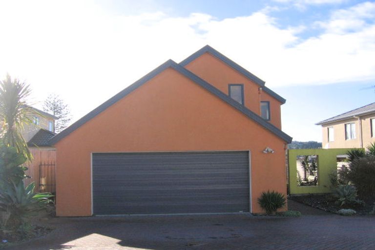 Photo of property in 5a Andover Way, Goodwood Heights, Auckland, 2105