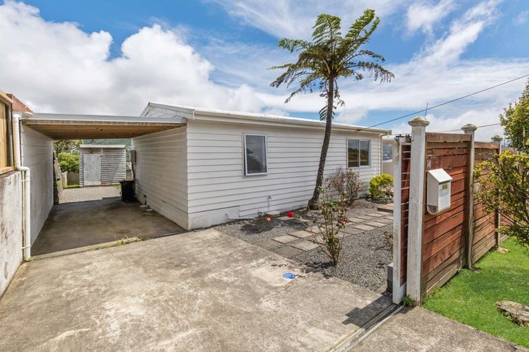 Photo of property in 14 Sheridan Terrace, Johnsonville, Wellington, 6037