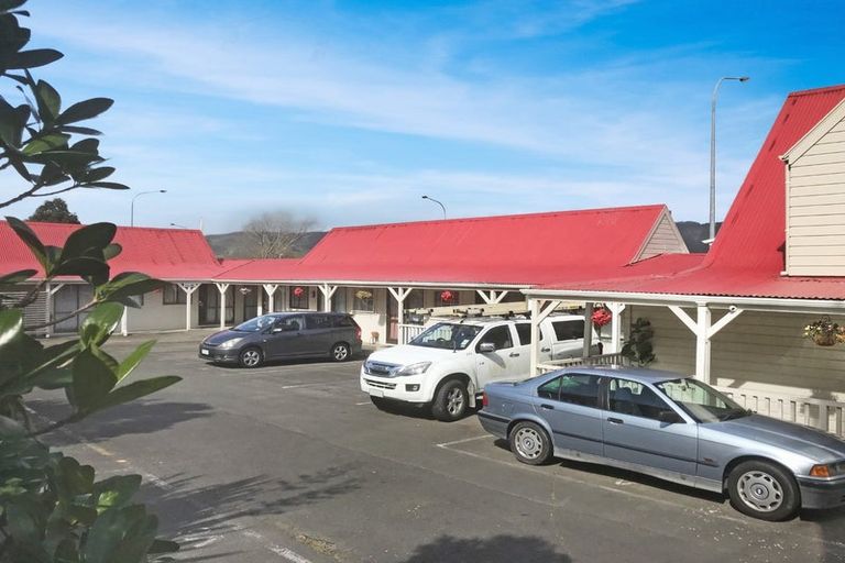 Photo of property in 252 Grounsell Crescent, Belmont, Lower Hutt, 5010