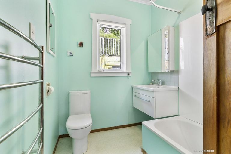 Photo of property in 124 Queens Drive, Lyall Bay, Wellington, 6022