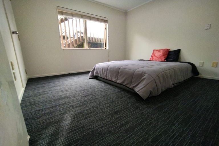 Photo of property in 1/5 Sunnyside Road, Sunnyvale, Auckland, 0612