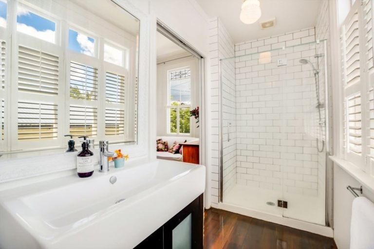 Photo of property in 44 Kiwi Road, Stanley Point, Auckland, 0624