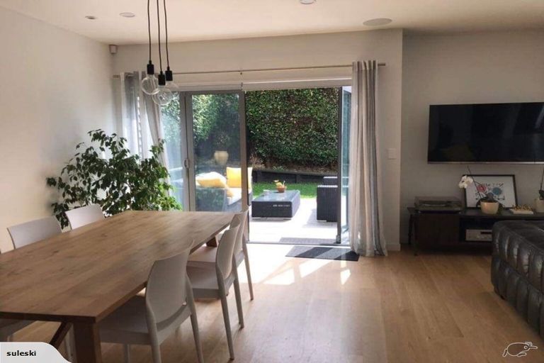 Photo of property in 2/4 Heath Avenue, Northcote, Auckland, 0627