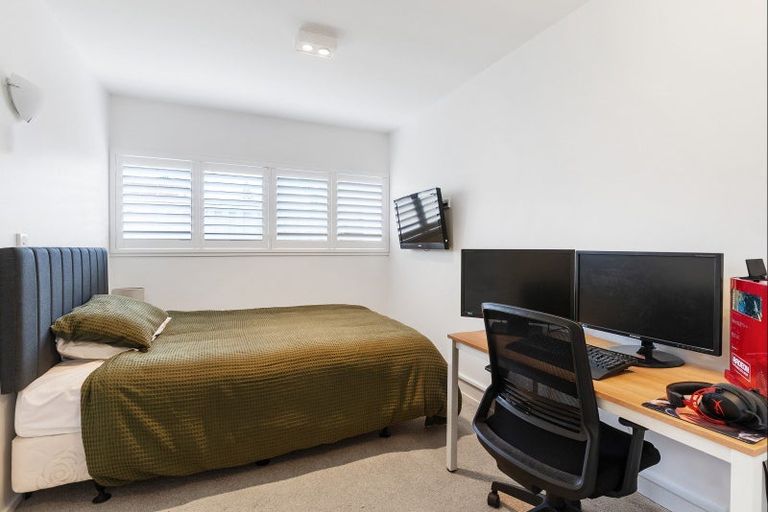 Photo of property in Seaview Apartments, 3/64 Milford Road, Milford, Auckland, 0620