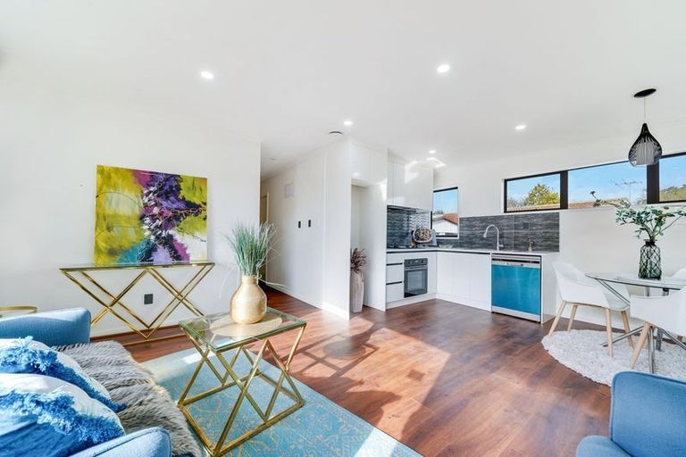 Photo of property in 2/8 Kirrama Place, Conifer Grove, Takanini, 2112