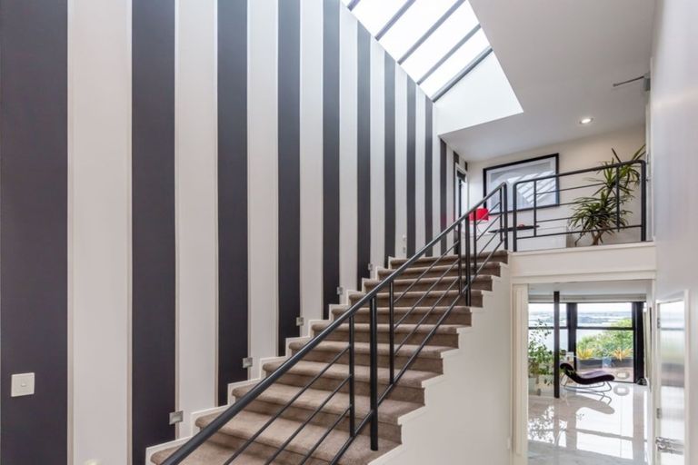 Photo of property in 9 Inverness Lane, Redcliffs, Christchurch, 8081