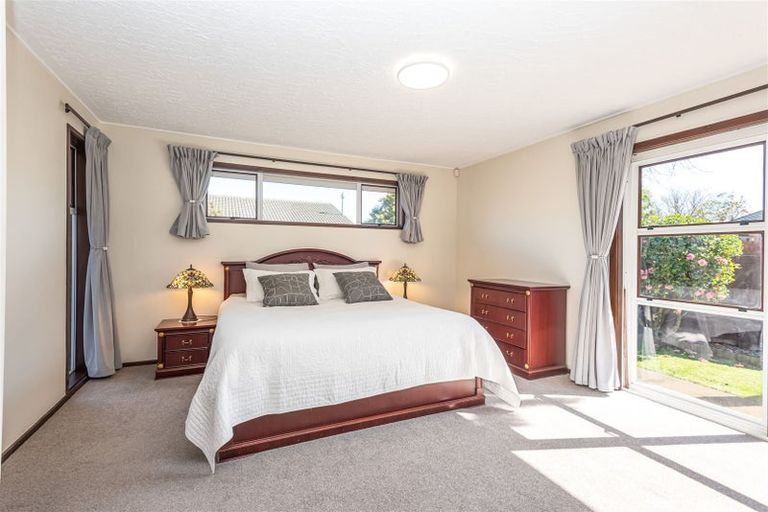 Photo of property in 14 Camberwell Place, Avonhead, Christchurch, 8042