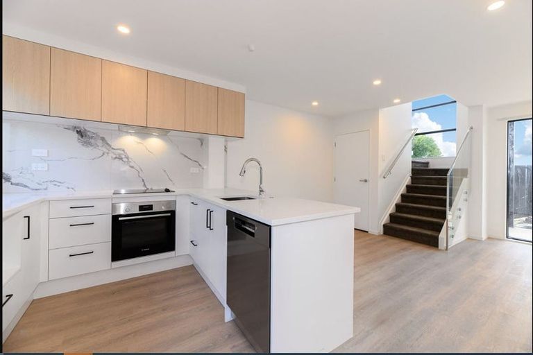 Photo of property in 4/60 Triangle Road, Massey, Auckland, 0614