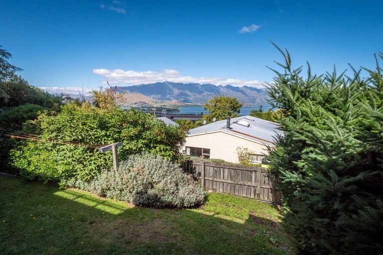 Photo of property in 17a Wynyard Crescent, Fernhill, Queenstown, 9300