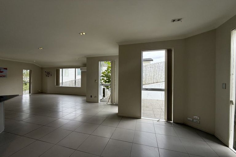 Photo of property in 18 Harrowglen Drive, Northcross, Auckland, 0632