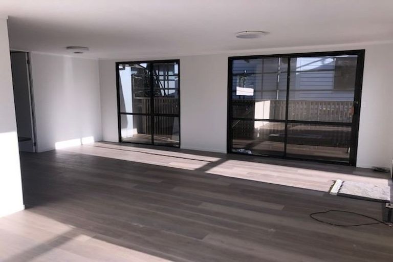 Photo of property in 30 Devonshire Road, Unsworth Heights, Auckland, 0632