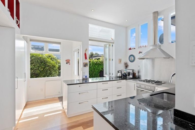 Photo of property in 33 Saint Andrews Square, Strowan, Christchurch, 8052