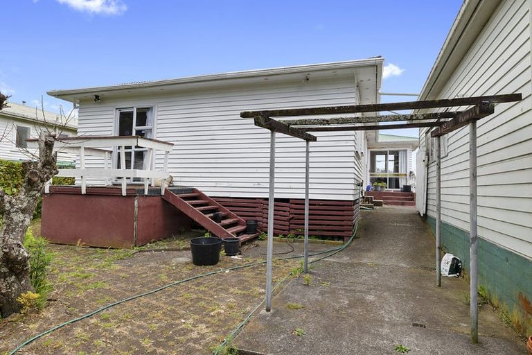 Photo of property in 56 Banks Street, Marfell, New Plymouth, 4310