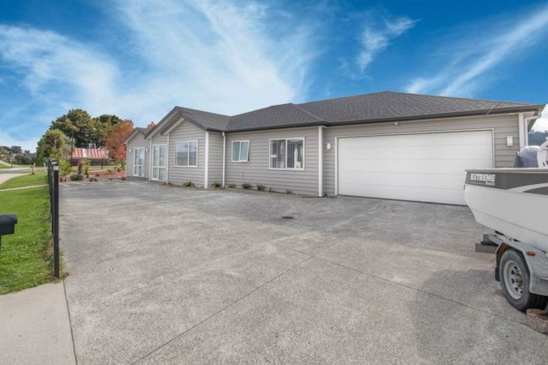 Photo of property in 180 Matua Road, Kumeu, 0810