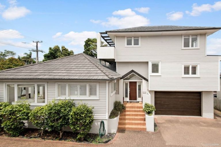 Photo of property in 1/206 East Coast Road, Forrest Hill, Auckland, 0620