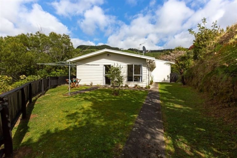 Photo of property in 5 Julia Place, Tawa, Wellington, 5028