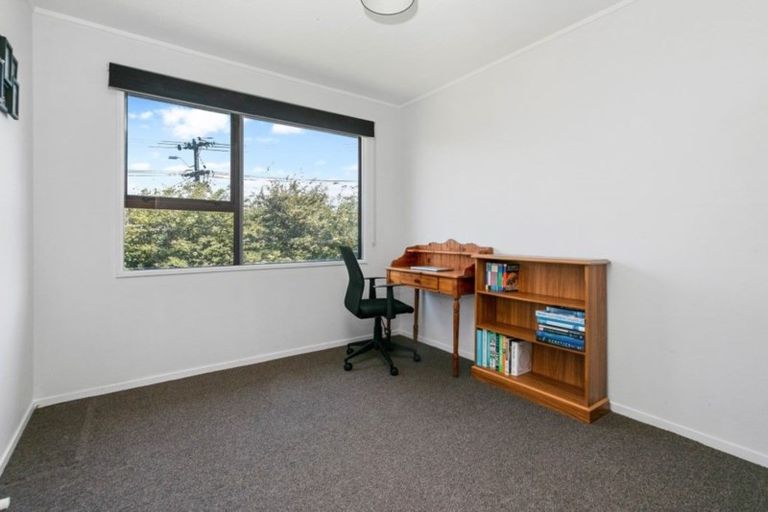 Photo of property in 2/17 Sunnyside Road, Sunnyvale, Auckland, 0612