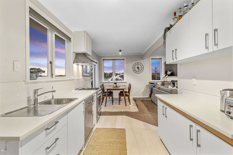 Photo of property in 6 Red Beach Road, Red Beach, 0932