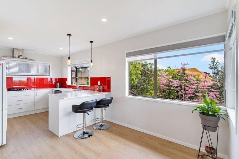 Photo of property in 2/30 Redoubt Road, Goodwood Heights, Auckland, 2105
