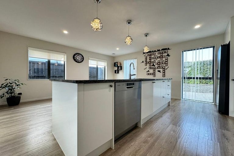Photo of property in 8 Pakaraka Drive, Papakura, 2110