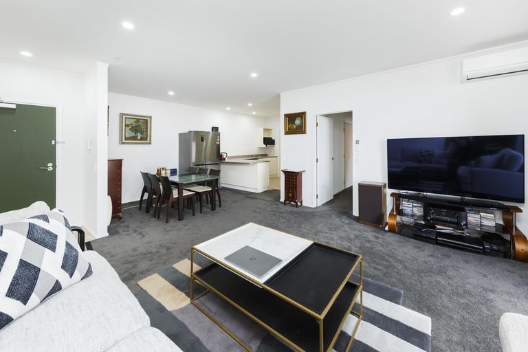 Photo of property in Maddison Apartments, 2/6c Queen Street, Palmerston North, 4410