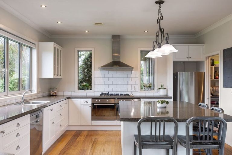 Photo of property in 37 La Lena Grove, Fitzherbert, Palmerston North, 4410