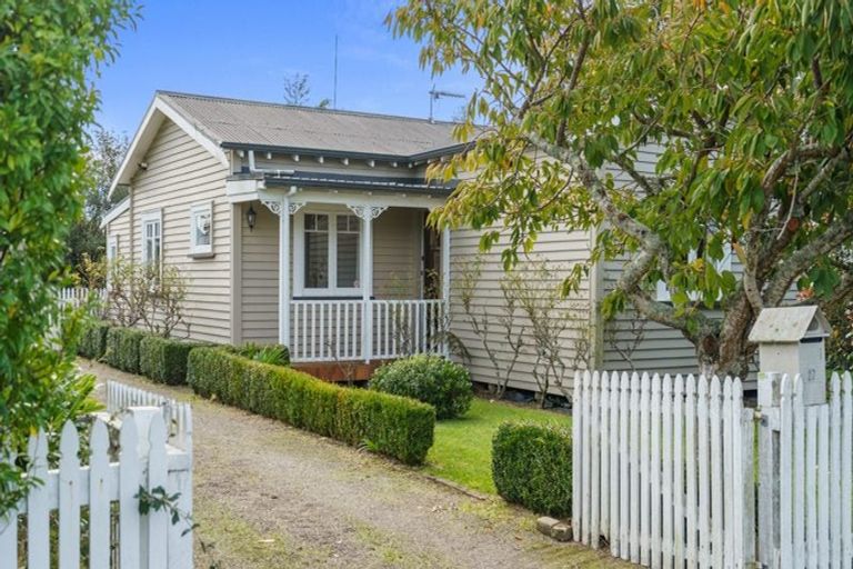 Photo of property in 27 Oxford Street, Fairfield, Hamilton, 3214
