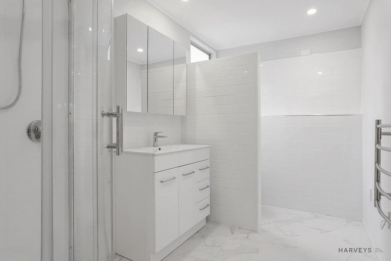 Photo of property in 37 Beaubank Road, Kelston, Auckland, 0602