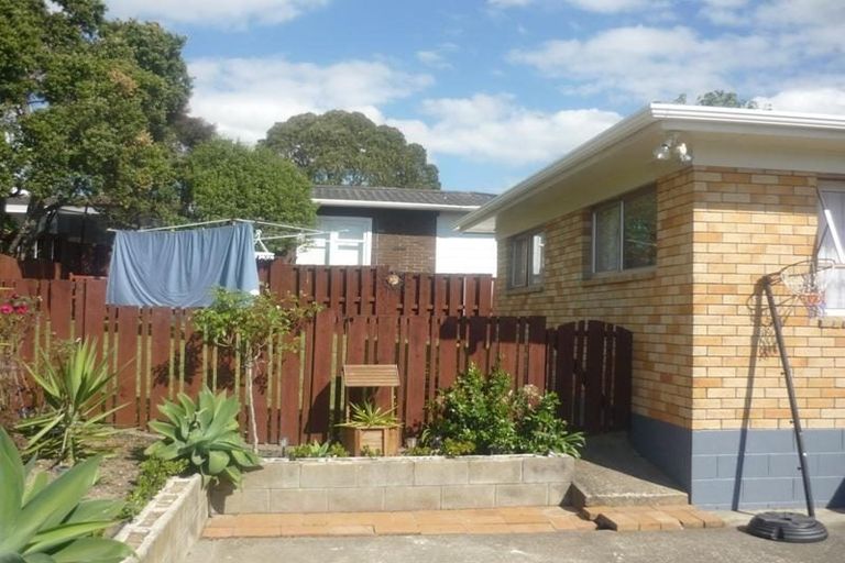 Photo of property in 2/15 Ballater Place, Highland Park, Auckland, 2010