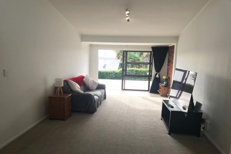 Photo of property in 3/289 Glenfield Road, Glenfield, Auckland, 0629