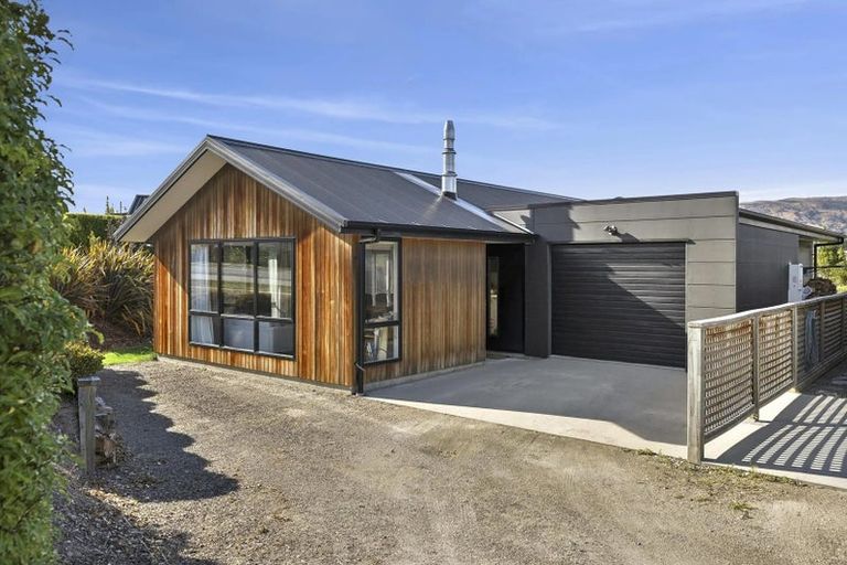 Photo of property in 51 Kirimoko Crescent, Wanaka, 9305