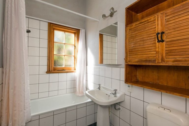 Photo of property in 129 Chaucer Road, Hospital Hill, Napier, 4110