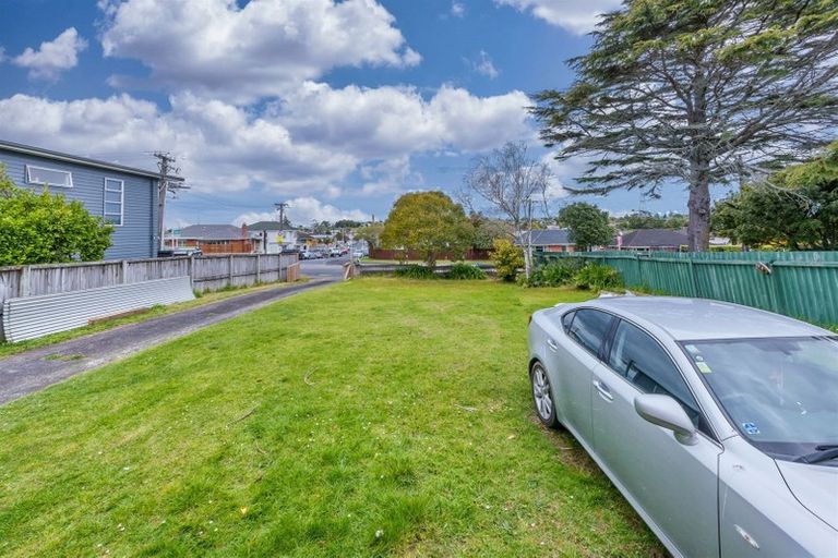 Photo of property in 5 Toru Street, Te Atatu Peninsula, Auckland, 0610