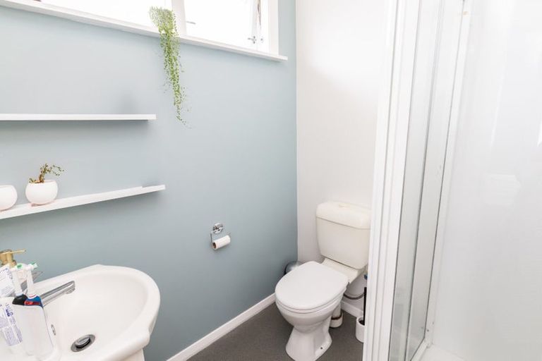 Photo of property in 9 Pinkerton Grove, Newlands, Wellington, 6037